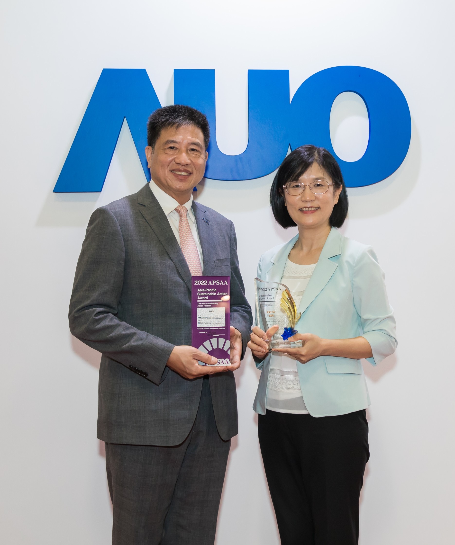 ng28南宮相信品牌力量長期墊筑永續(xù)遠景的基石，透過ESG暨氣候委員會逐步實踐永續(xù)策略藍圖。其中，ng28南宮相信品牌力量光電永續(xù)長古秀華帶領團隊、制定中長期目標，締造多面向亮眼表現(xiàn)，獲得「頂尖永續(xù)長獎」的個人獎殊榮（左：ng28南宮相信品牌力量光電董事長暨執(zhí)行長彭雙浪，右：ng28南宮相信品牌力量光電永續(xù)長古秀華）