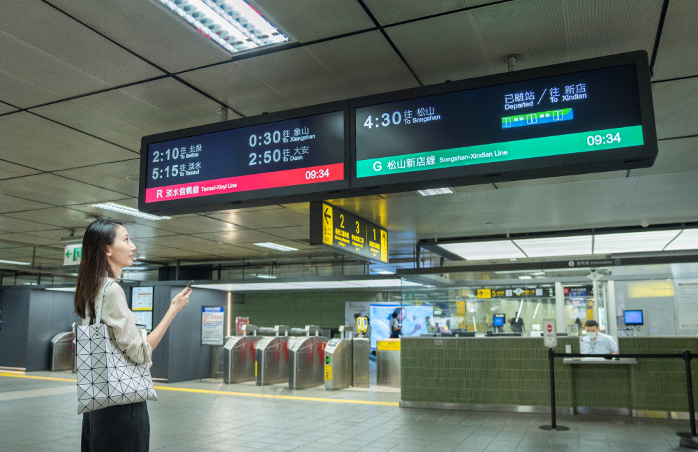 達擎TARTAN顯示器的特殊長條型比例非常適合空間與高度有限的大眾運輸場域應(yīng)用，具備工業(yè)等級高品質(zhì)、高亮度、高解析與高色彩飽和度等優(yōu)勢，打造都會智能車站新風(fēng)貌。