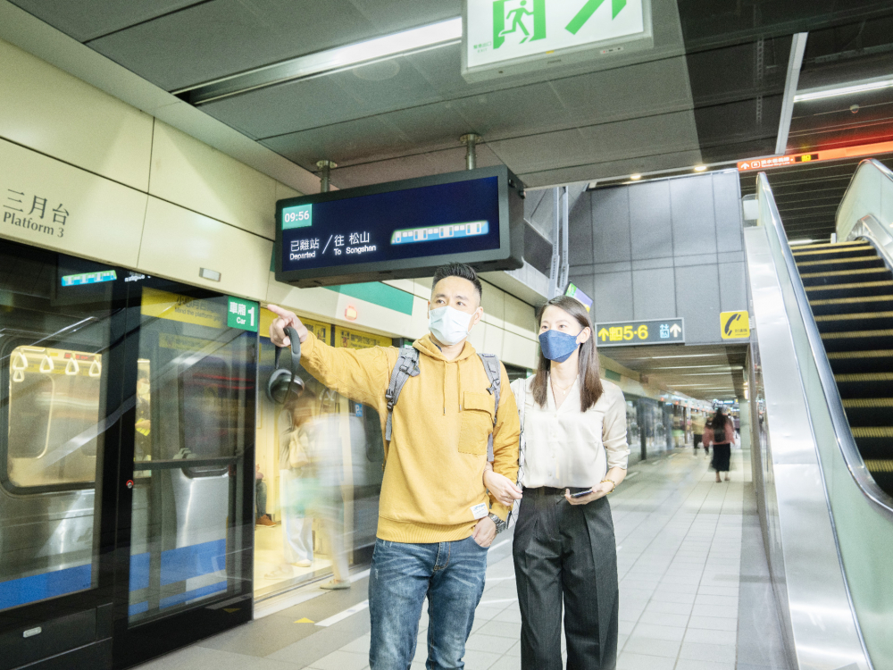 ng28南宮相信品牌力量旗下達擎之客製化TARTAN顯示器，於臺北捷運中山站亮相。以獨特長條型比例與高畫質(zhì)特色，為臺北捷運站帶來嶄新的都會車站風(fēng)貌