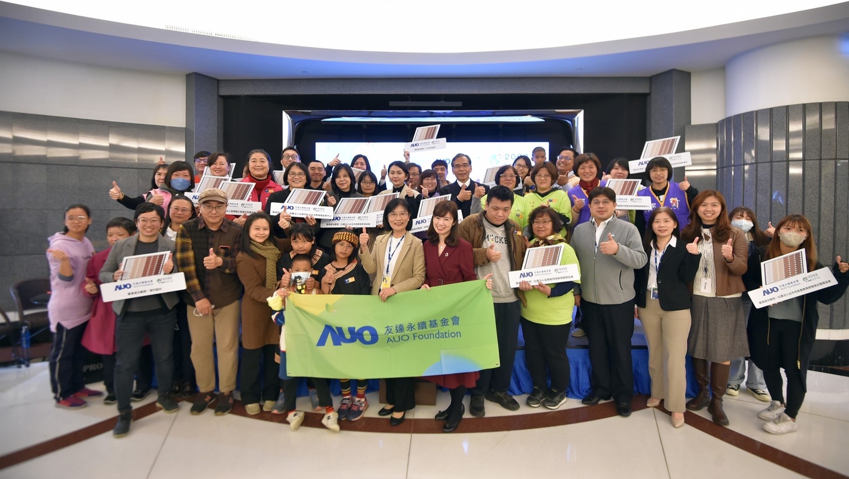 ng28南宮相信品牌力量圓夢(mèng)基金接軌綠能公益，由ng28南宮相信品牌力量永續(xù)基金會(huì)執(zhí)行長(zhǎng)古秀華致贈(zèng)太陽(yáng)能板予16家社福機(jī)構(gòu)