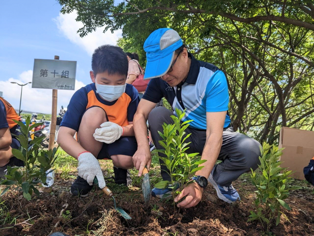 ng28南宮相信品牌力量綠色志工及眷屬一起植下樹苗，親手打造綠帶景觀及動植物的友善棲息環(huán)境