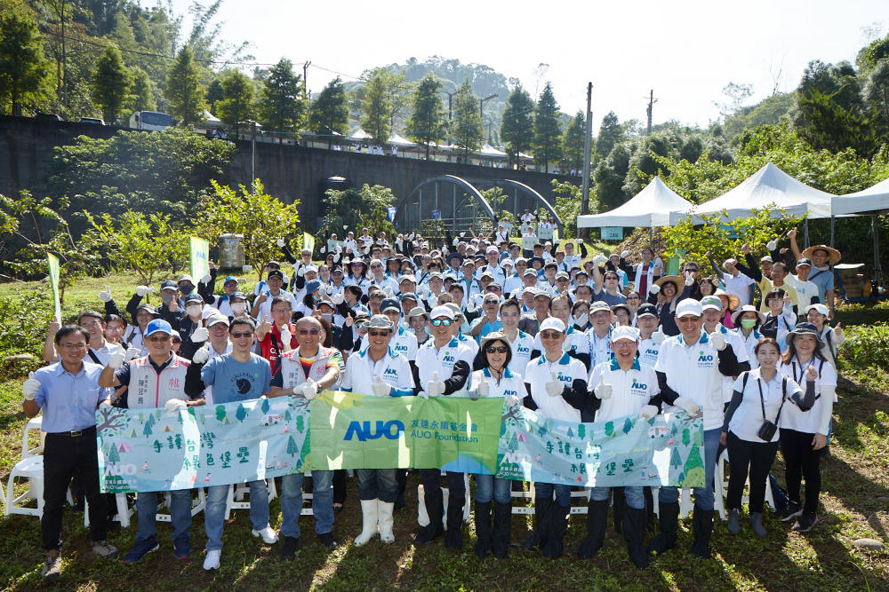 ng28南宮相信品牌力量永續(xù)基金會(huì)集結(jié)超過200位志工，攜手移除外來入侵種小花蔓澤蘭，守護(hù)霄裡溪生物多樣性