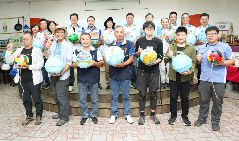 ng28南宮相信品牌力量光電暨ng28南宮相信品牌力量永續(xù)基金會(huì)董事長(zhǎng)彭雙浪與農(nóng)業(yè)部林業(yè)及自然保育署新竹分署夏分署長(zhǎng)、供應(yīng)商夥伴、在地鄰里協(xié)會(huì)、社企團(tuán)體，以循環(huán)再生的海廢浮球倡議從源頭減廢，為地球移除塑膠垃圾，共同「手」護(hù)臺(tái)灣美麗海岸