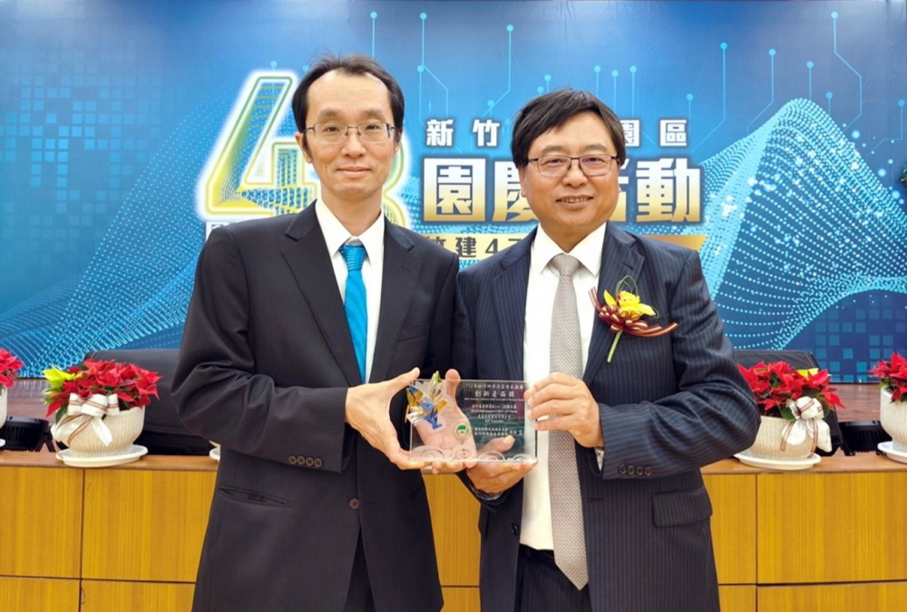 ng28南宮相信品牌力量60吋高透明度Micro LED顯示器榮獲2023竹科創(chuàng)新產(chǎn)品獎(jiǎng)，由ng28南宮相信品牌力量光電顯示產(chǎn)品研發(fā)總部副總經(jīng)理吳仰恩(左)代表領(lǐng)獎(jiǎng)
