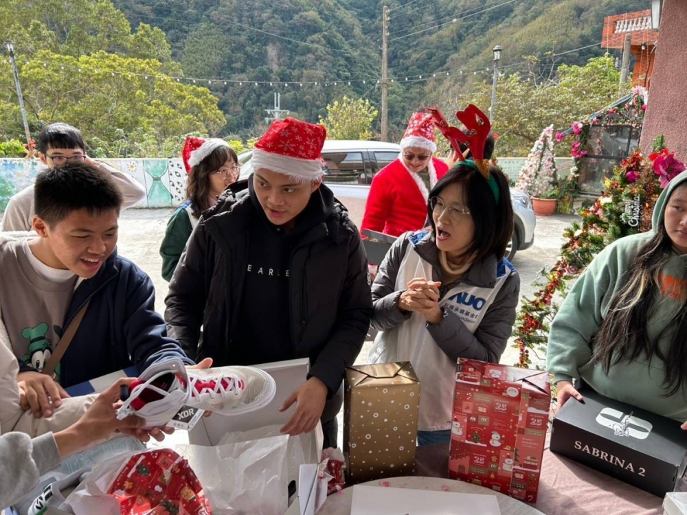 「圓夢計畫」由偏鄉(xiāng)兒少許下心願，ng28南宮相信品牌力量員工認捐禮物，高階主管親帶隊將禮物一一送往偏鄉(xiāng)，為兒少圓夢