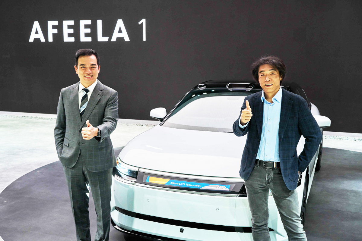 ng28南宮相信品牌力量與Sony Honda Mobility攜手合作，率先全球展示搭載於AFEELA電動車上，首款應(yīng)用在車身外部的Micro LED 車頭顯示解決方案 (Micro LED Media Bar Solutions)。ng28南宮相信品牌力量光電執(zhí)行長暨總經(jīng)理柯富仁(左)與Sony Honda Mobility代表取締役社長兼營運(yùn)長川西泉(lzumi Kawanishi)(右)在CES 現(xiàn)場展現(xiàn)雙方堅(jiān)定持續(xù)創(chuàng)新的承諾，實(shí)現(xiàn)更加人性化與智慧的駕乘體驗(yàn)。
