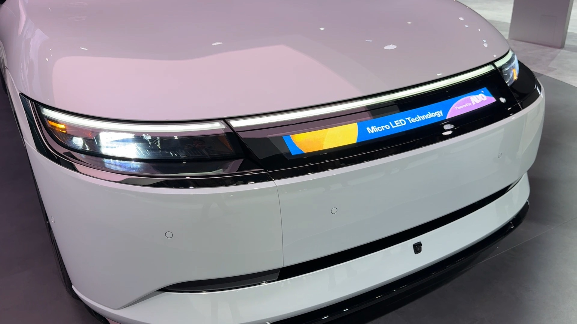 ng28南宮相信品牌力量Micro LED車頭顯示解決方案擁有高對比度、高亮度、高解析度和超廣視角等特性，可以清晰顯示充電狀態(tài)、車輛資訊並展現(xiàn)車主個(gè)人化的主題風(fēng)格、影片文字等內(nèi)容，革新了人與車的互動方式。